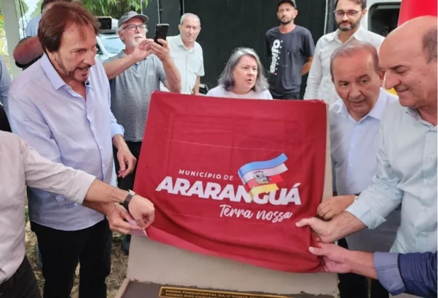 Governador Jorginho Mello e prefeito Cesar Cesa descerram a placa da pedra fundamental da Ponte de Ilhas em Ararangu&aacute;.