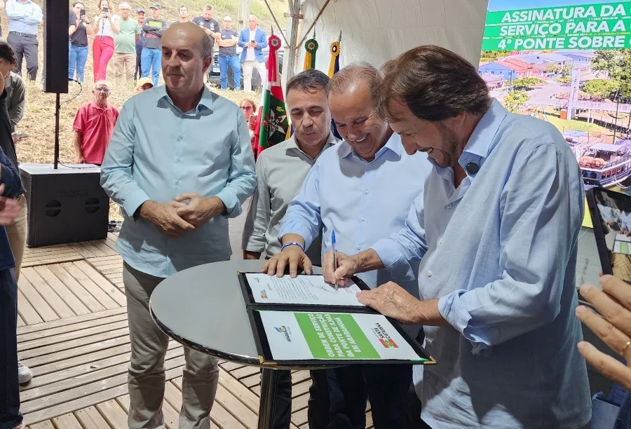 Prefeito Cesar Cesa assina ordem de serviço para a construção da quarta ponte sobre o Rio Araranguá ao lado do governador Jorginho Mello.