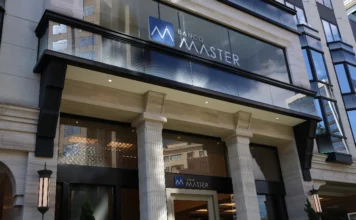 PF investiga vazamento de informações no caso Banco Master Fachada moderna de vidro e metal da sede do Banco Master em São Paulo. A imagem mostra a entrada principal com o logo "Banco Master", local alvo de investigação da Polícia Federal na Operação Compliance Zero por vazamento de informações.