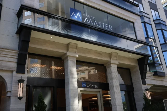 PF investiga vazamento de informações no caso Banco Master Fachada moderna de vidro e metal da sede do Banco Master em São Paulo. A imagem mostra a entrada principal com o logo "Banco Master", local alvo de investigação da Polícia Federal na Operação Compliance Zero por vazamento de informações.