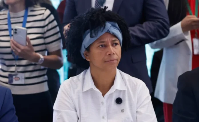 PL quer restringir remédios manipulados em UTIs neonatais Deputada Silvia Cristina (PP-RO) sentada em sessão na Câmara dos Deputados. Ela veste camisa branca e faixa azul no cabelo, representando a autoria do projeto de lei que restringe o uso de medicamentos manipulados em UTIs neonatais.