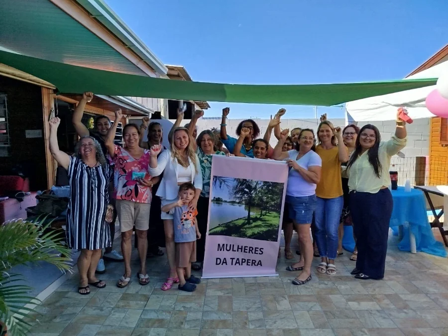 Grupo de mulheres da comunidade de Tapera, em Passo de Torres, reunidas durante o evento de empoderamento e autoestima 
