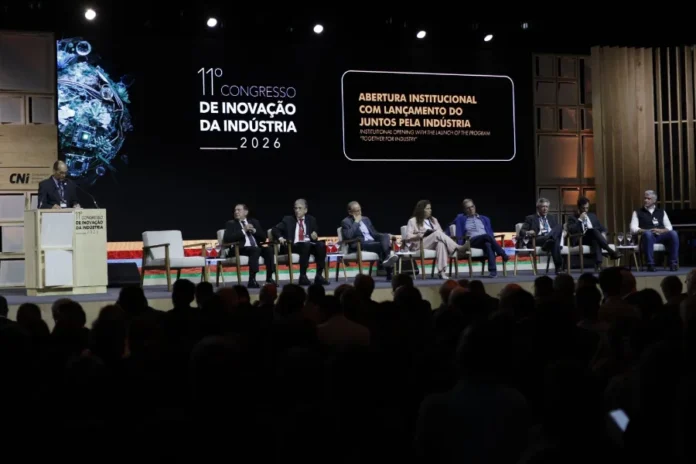 SC apresenta projetos de ponta em congresso de inovação Lideranças industriais e autoridades reunidas no palco de abertura do 11º Congresso de Inovação da Indústria 2026 em São Paulo, com telão ao fundo anunciando o lançamento do programa Juntos pela Indústria.