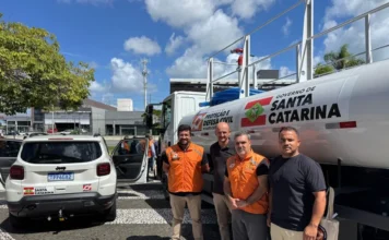 Santa Rosa do Sul recebe verba para prevenção de desastres Prefeito de Santa Rosa do Sul, Almides Roberg da Rosa, e comitiva posam ao lado de novo caminhão-pipa da Defesa Civil de Santa Catarina durante entrega de investimentos em prevenção de desastres.