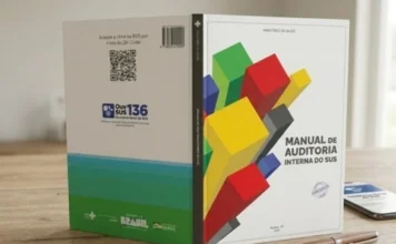 Saúde lança manual e amplia auditorias no SUS em 137% Fotografia do primeiro Manual de Auditoria Interna do SUS, lançado pelo Ministério da Saúde. O livro está em pé sobre uma mesa de madeira, ao lado de uma caneta e um smartphone. A capa branca exibe o título em letras azuis e uma ilustração moderna com blocos geométricos coloridos em 3D nas cores verde, azul, amarelo e vermelho. Na parte traseira (contracapa), destaca-se um QR Code para acesso digital e o logotipo do canal de ouvidoria "OuvSUS 136". A imagem simboliza a modernização e a transparência na fiscalização dos recursos públicos da saúde.