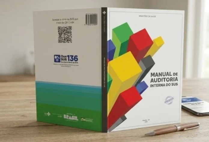 Saúde lança manual e amplia auditorias no SUS em 137% Fotografia do primeiro Manual de Auditoria Interna do SUS, lançado pelo Ministério da Saúde. O livro está em pé sobre uma mesa de madeira, ao lado de uma caneta e um smartphone. A capa branca exibe o título em letras azuis e uma ilustração moderna com blocos geométricos coloridos em 3D nas cores verde, azul, amarelo e vermelho. Na parte traseira (contracapa), destaca-se um QR Code para acesso digital e o logotipo do canal de ouvidoria "OuvSUS 136". A imagem simboliza a modernização e a transparência na fiscalização dos recursos públicos da saúde.