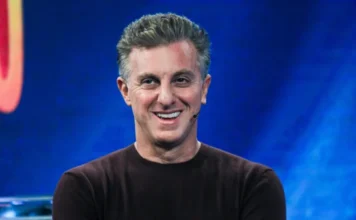 Vorcaro citou jantar com Luciano Huck em mensagens Retrato do apresentador Luciano Huck sorrindo em um ambiente de estúdio. O empresário é citado em mensagens de Daniel Vorcaro sobre um jantar em outubro de 2024. A conversa ocorreu no mesmo período em que o Banco Master apresentava sinais de problemas de liquidez.