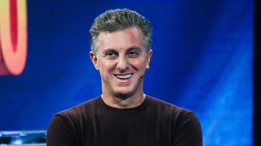 Retrato do apresentador Luciano Huck sorrindo em um ambiente de estúdio. O empresário é citado em mensagens de Daniel Vorcaro sobre um jantar em outubro de 2024. A conversa ocorreu no mesmo período em que o Banco Master apresentava sinais de problemas de liquidez.