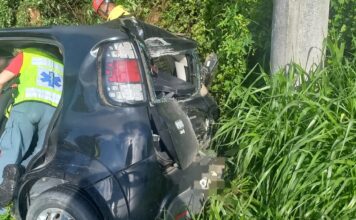 Motorista é levada ao hospital após saída de pista