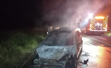 Incêndio destrói carro em via pública em Sombrio