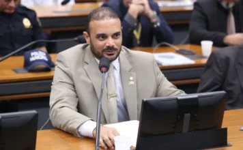 Câmara aprova busca especial para pessoas com deficiência Deputado Capitão Alden (PL-BA) discursa em mesa da Comissão de Segurança Pública da Câmara dos Deputados sobre o protocolo de busca para pessoas com deficiência.
