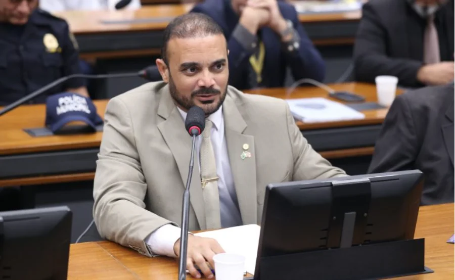 Deputado Capitão Alden (PL-BA) discursa em mesa da Comissão de Segurança Pública da Câmara dos Deputados sobre o protocolo de busca para pessoas com deficiência.
