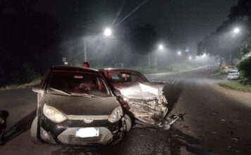 Colisão entre dois carros deixa três feridos em Orleans