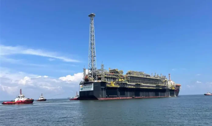 plataforma_da_petrobras_que_reforcara_o_pre-sal_deixa_singapura04