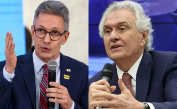 11 governadores renunciam para disputar eleições de 2026 Romeu Zema e Ronaldo Caiado, ex-governadores de Minas Gerais e Goiás, gesticulam enquanto falam ao microfone. A imagem destaca os pré-candidatos à Presidência que deixaram seus cargos para as eleições de 2026.
