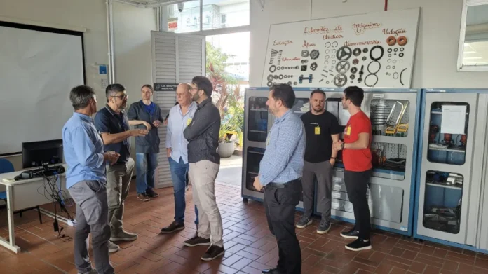 ACIVA e FIESC planejam nova unidade do SESI em Araranguá Comitiva da ACIVA e representantes da FIESC em visita técnica a laboratório de manutenção industrial do SESI SENAI em Criciúma, discutindo parcerias para educação profissional e desenvolvimento da indústria em Araranguá e Extremo Sul catarinense.