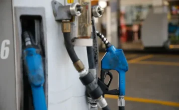ANP habilita cinco empresas para subsídio do óleo diesel Detalhe de bico de bomba de abastecimento de combustível em posto, representando a comercialização de óleo diesel no Brasil e o programa de subvenção econômica da ANP para conter a inflação.