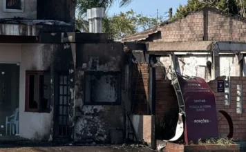Queda de monomotor deixa quatro mortos em Capão da Canoa Fachada de restaurante atingida pela queda de avião em Capão da Canoa, no Litoral Norte do RS, apresentando danos estruturais e marcas de incêndio nas paredes e na placa do estabelecimento.