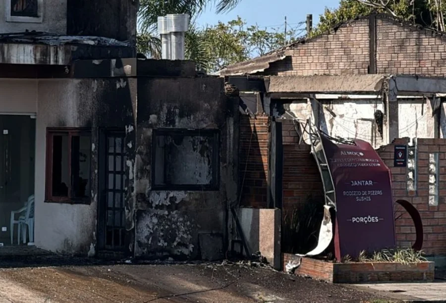 Aeronave que saiu de SC cai em Capão da Canoa nesta sexta Fachada de restaurante atingida pela queda de avião em Capão da Canoa, no Litoral Norte do RS, apresentando danos estruturais e marcas de incêndio nas paredes e na placa do estabelecimento.