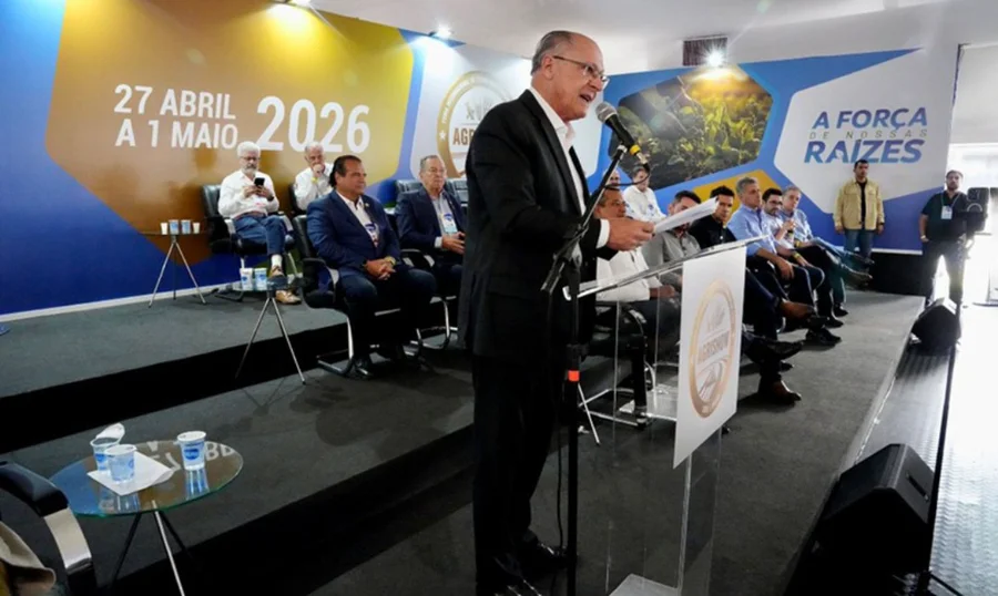 Geraldo Alckmin discursa em púlpito na abertura da Agrishow 2026, em Ribeirão Preto, com painel ao fundo indicando a data do evento e o slogan 