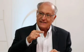 Alckmin: defensores de ditadura não devem disputar eleições Geraldo Alckmin, vice-presidente do Brasil, gesticula durante uma entrevista anterior; imagem usada para ilustrar matéria sobre suas recentes críticas a candidatos que defendem ditaduras.