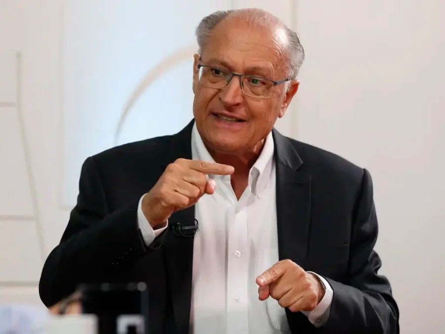 Geraldo Alckmin, vice-presidente do Brasil, gesticula durante uma entrevista anterior; imagem usada para ilustrar matéria sobre suas recentes críticas a candidatos que defendem ditaduras.