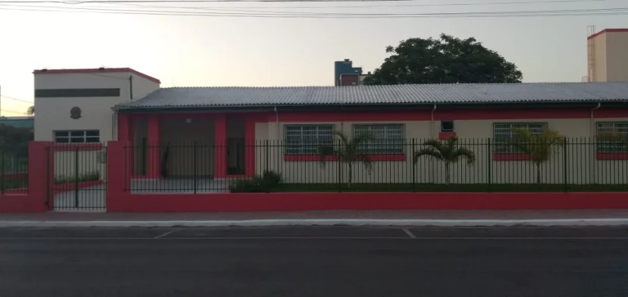 Alesc homenageia 120 anos da Escola Catulo em Sombrio Fachada frontal da Escola de Educação Básica Catulo da Paixão Cearense em Sombrio, Santa Catarina. O prédio de arquitetura clássica nas cores vermelho e branco possui gradis pretos e pequenas palmeiras à frente, representando a centenária instituição que completa 120 anos.