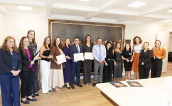 Alesc homenageia FCDL-SC por incentivo à liderança feminina A Alesc (Assembleia Legislativa de Santa Catarina) concedeu uma moção de aplausos à FCDL-SC (Federação das Câmaras de Dirigentes Lojistas de SC). Na foto, um grupo de representantes da entidade e da CDL Mulher posa para a foto no gabinete da Presidência, segurando certificados em reconhecimento ao fortalecimento do empreendedorismo feminino no estado. Ao fundo, um grande quadro histórico de parlamentares.