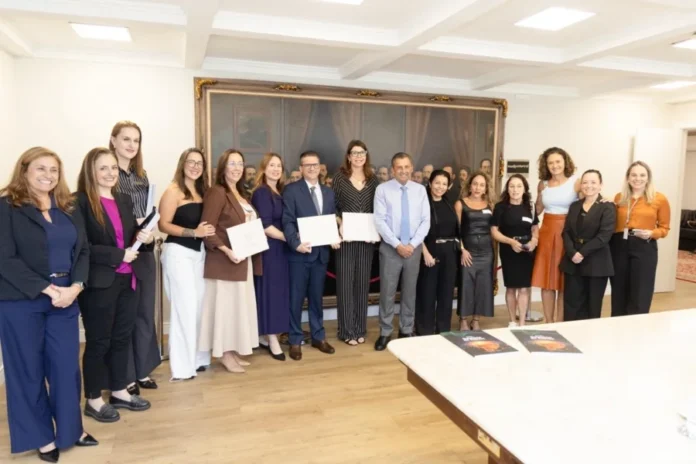 Alesc homenageia FCDL-SC por incentivo à liderança feminina A Alesc (Assembleia Legislativa de Santa Catarina) concedeu uma moção de aplausos à FCDL-SC (Federação das Câmaras de Dirigentes Lojistas de SC). Na foto, um grupo de representantes da entidade e da CDL Mulher posa para a foto no gabinete da Presidência, segurando certificados em reconhecimento ao fortalecimento do empreendedorismo feminino no estado. Ao fundo, um grande quadro histórico de parlamentares.
