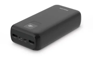 Anac atualiza regras para levar power bank em aviões Carregador portátil power bank preto da marca Philips com visor digital e múltiplas entradas USB, ilustrando dispositivos eletrônicos sujeitos às novas normas de segurança da Anac para transporte em aviões.