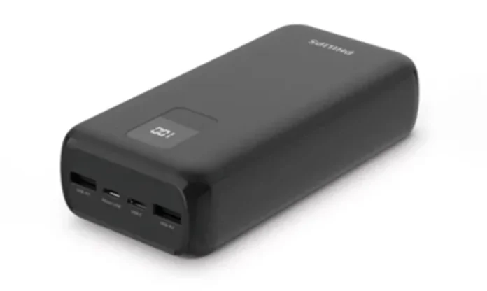 Anac atualiza regras para levar power bank em aviões Carregador portátil power bank preto da marca Philips com visor digital e múltiplas entradas USB, ilustrando dispositivos eletrônicos sujeitos às novas normas de segurança da Anac para transporte em aviões.