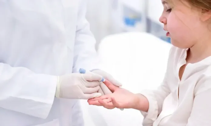 Anvisa libera Mounjaro para crianças com diabetes tipo 2 Profissional de saúde com luvas realiza teste de glicemia no dedo de uma criança em ambiente clínico, ilustrando o tratamento de diabetes tipo 2 pediátrico após nova regulamentação da Anvisa.