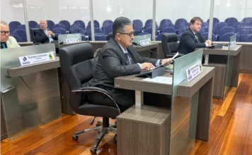 Araranguá aprova farmácias em supermercados da cidade Vereador Carlos da Funerária sentado em sua bancada na Câmara de Vereadores de Araranguá durante a aprovação do projeto de lei que autoriza a instalação de farmácias em supermercados da cidade.