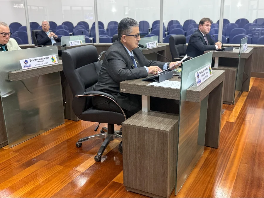 Vereador Carlos da Funerária sentado em sua bancada na Câmara de Vereadores de Araranguá durante a aprovação do projeto de lei que autoriza a instalação de farmácias em supermercados da cidade.