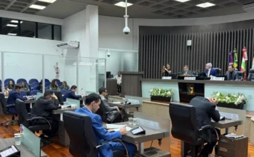 Araranguá aprova programa de apoio a pacientes com câncer Sessão plenária na Câmara de Vereadores de Araranguá com parlamentares sentados em suas bancadas durante a votação de projetos de lei sobre saúde pública e oncologia.