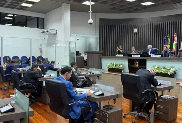 Araranguá aprova programa de apoio a pacientes com câncer Sessão plenária na Câmara de Vereadores de Araranguá com parlamentares sentados em suas bancadas durante a votação de projetos de lei sobre saúde pública e oncologia.