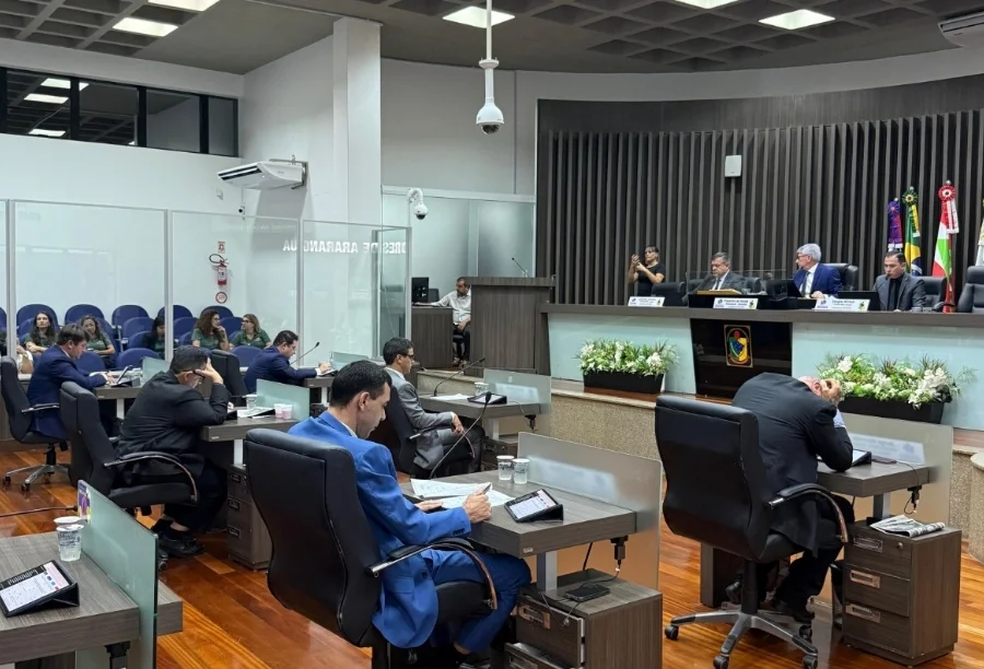 Sessão plenária na Câmara de Vereadores de Araranguá com parlamentares sentados em suas bancadas durante a votação de projetos de lei sobre saúde pública e oncologia.