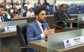 Araranguá aprova regras para bikes elétricas e patinetes Vereador Samuca discursa na tribuna da Câmara de Vereadores de Araranguá sobre o projeto de lei que regulamenta o uso de bicicletas elétricas, ciclomotores e patinetes no município.