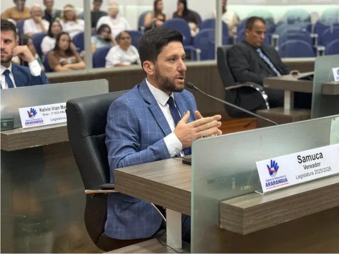 Araranguá aprova regras para bikes elétricas e patinetes Vereador Samuca discursa na tribuna da Câmara de Vereadores de Araranguá sobre o projeto de lei que regulamenta o uso de bicicletas elétricas, ciclomotores e patinetes no município.