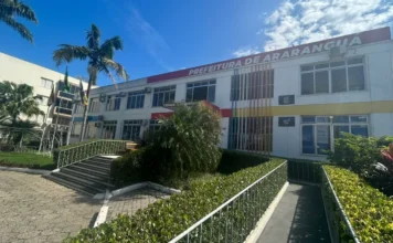 Araranguá convoca inativos para recadastramento obrigatório Fachada frontal do prédio da Prefeitura de Araranguá em dia ensolarado, com destaque para a identificação do edifício e rampas de acesso. O local é o ponto de referência para o recadastramento obrigatório de servidores inativos e pensionistas do município.
