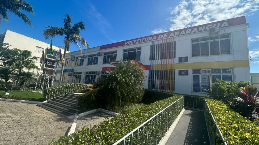 Araranguá convoca inativos para recadastramento obrigatório Fachada frontal do prédio da Prefeitura de Araranguá em dia ensolarado, com destaque para a identificação do edifício e rampas de acesso. O local é o ponto de referência para o recadastramento obrigatório de servidores inativos e pensionistas do município.