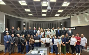 Araranguá cria mês de conscientização sobre o Parkinson Vereadores de Araranguá e membros da Associação de Parkinson Tocando em Frente reunidos no plenário da Câmara Municipal durante a aprovação do projeto de lei Abril da Tulipa Vermelha.