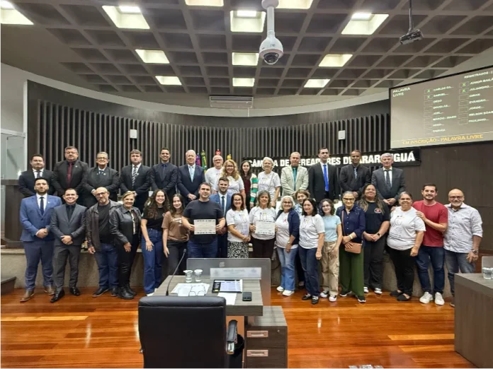 Araranguá cria mês de conscientização sobre o Parkinson Vereadores de Araranguá e membros da Associação de Parkinson Tocando em Frente reunidos no plenário da Câmara Municipal durante a aprovação do projeto de lei Abril da Tulipa Vermelha.