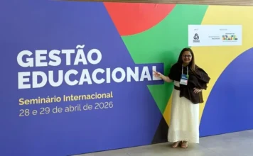 Araranguá ganha destaque em seminário internacional no DF Secretária de Educação de Araranguá, Mariluce Rodrigues, posa em frente ao painel oficial do Seminário Internacional de Gestão Educacional em Brasília, representando Santa Catarina e a Undime/SC.