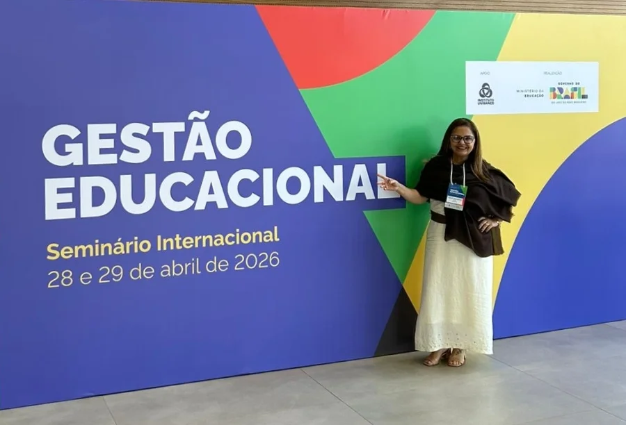 Secretária de Educação de Araranguá, Mariluce Rodrigues, posa em frente ao painel oficial do Seminário Internacional de Gestão Educacional em Brasília, representando Santa Catarina e a Undime/SC.
