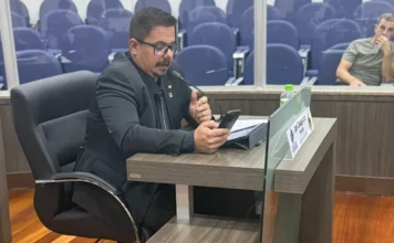 Araranguá terá programa para MEIs na zeladoria urbana Vereador Joel Casagrande em sessão na Câmara de Vereadores de Araranguá, utilizando celular e tablet durante a aprovação do anteprojeto de lei para zeladoria urbana por MEIs.