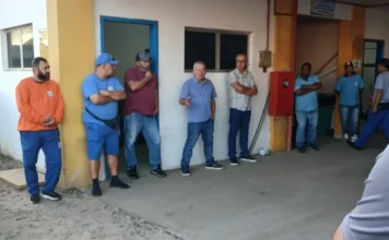 Arroio do Silva alinha plano de ações para setor de obras Prefeito Jorge Luiz Freitas fala para equipe da Secretaria de Obras de Balneário Arroio do Silva durante reunião de alinhamento e organização de serviços urbanos ao lado dos secretários municipais.