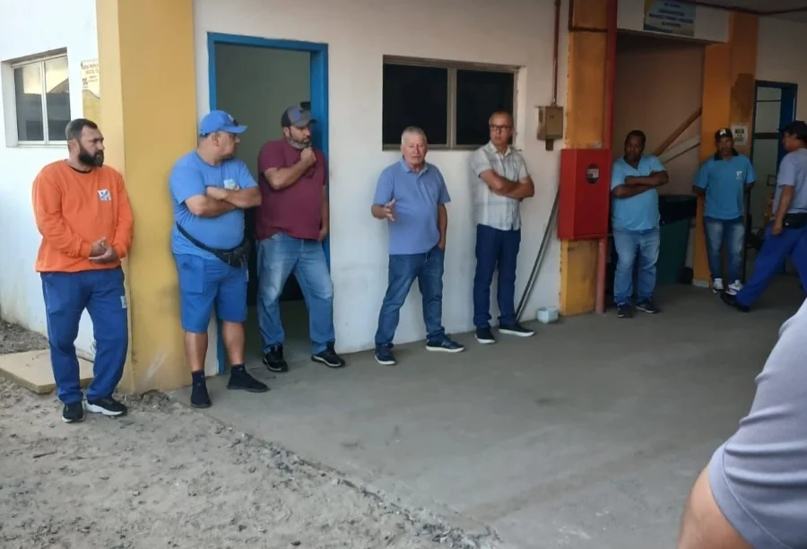 Prefeito Jorge Luiz Freitas fala para equipe da Secretaria de Obras de Balneário Arroio do Silva durante reunião de alinhamento e organização de serviços urbanos ao lado dos secretários municipais.