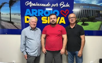 Arroio do Silva amplia diálogo com servidores municipais Prefeito Jorge Luiz Freitas, o presidente do sindicato Thiago da Rosa Camargo e o secretário Amarante Jairo de Matos em reunião no gabinete municipal de Balneário Arroio do Silva para tratar de demandas dos servidores públicos.