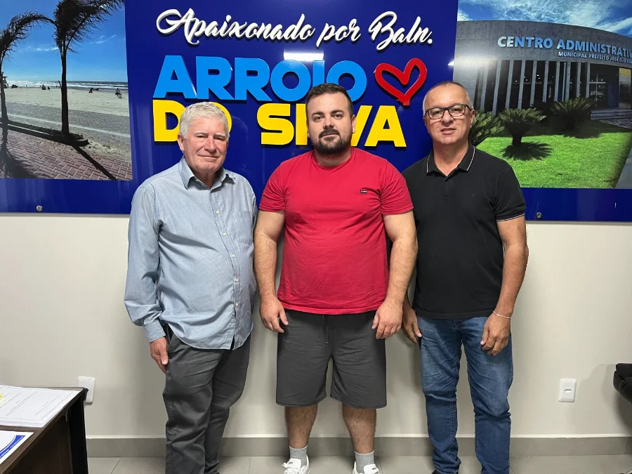 Arroio do Silva amplia diálogo com servidores municipais Prefeito Jorge Luiz Freitas, o presidente do sindicato Thiago da Rosa Camargo e o secretário Amarante Jairo de Matos em reunião no gabinete municipal de Balneário Arroio do Silva para tratar de demandas dos servidores públicos.